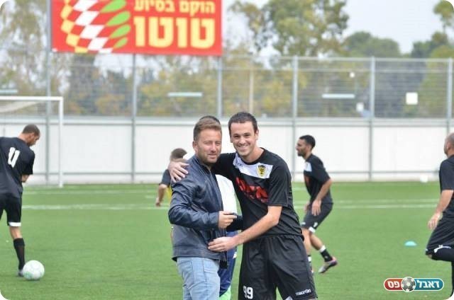 חברים לפני הכל. עמוס קלס (מימין) ורועי כהן (אבי רביבו, BEST-BALL)